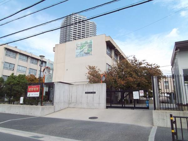 Junior high school. 1300m to the first junior high school