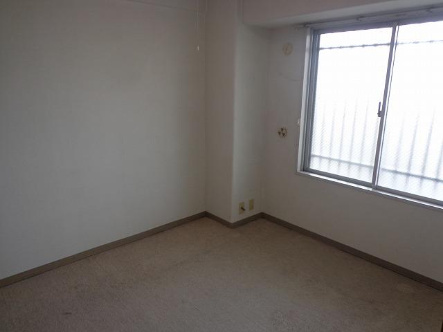 Non-living room. 5 Pledge Western-style