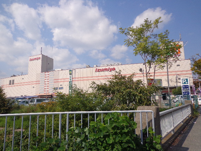 Supermarket. Izumiya Senrioka store up to (super) 651m