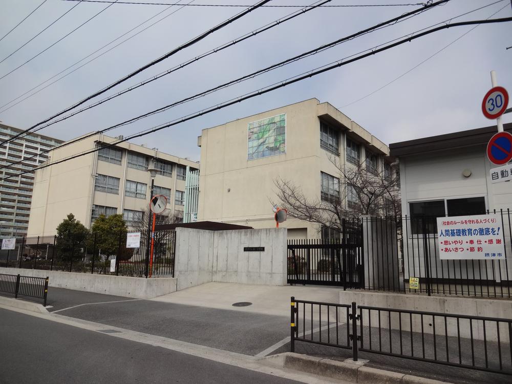 Junior high school. Settsu City 619m to stand first junior high school