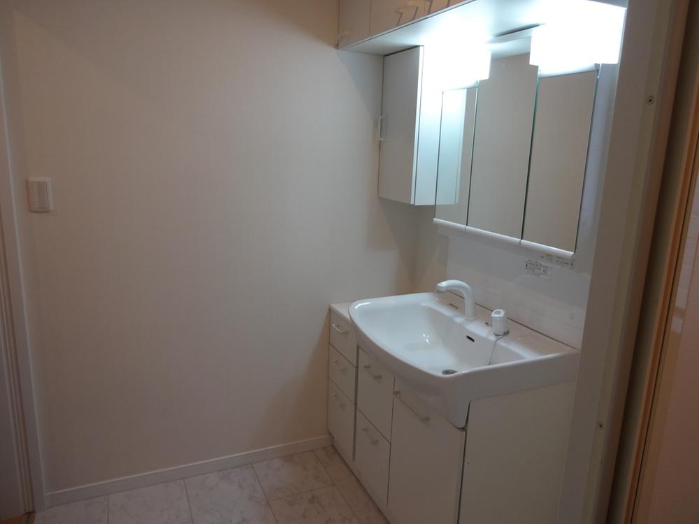 Wash basin, toilet. Wash basin