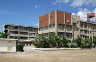 Junior high school. Settsu City 1019m to stand fourth junior high school