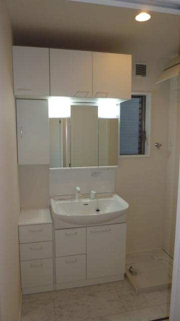 Wash basin, toilet. Wash