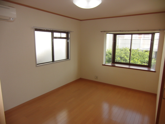 Living and room. Western-style interior ・ It is a bright room with a bay window with a two-sided lighting