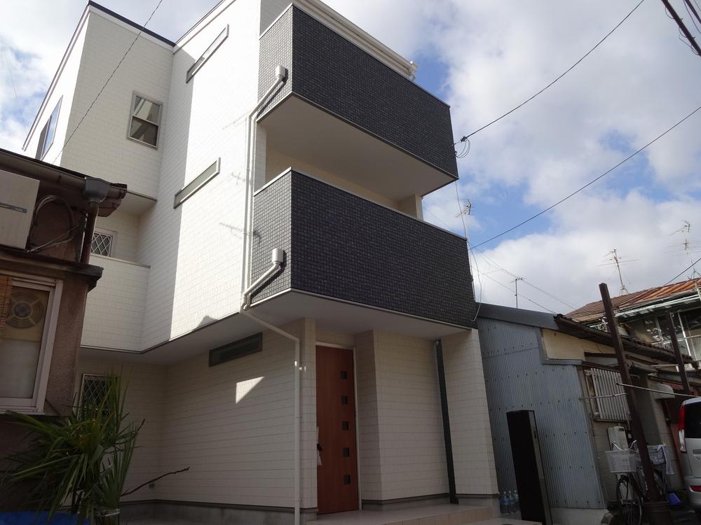 Local appearance photo. This bright, clean house!