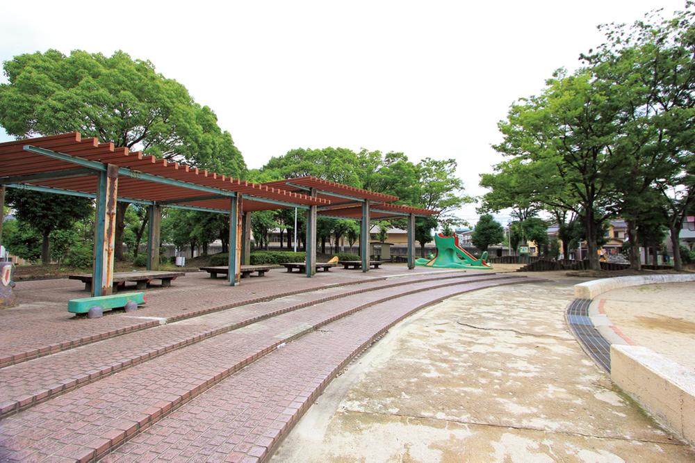 park. Yoshimien Omoikkiri can play in the park plaza in front of the 5m eyes to the park