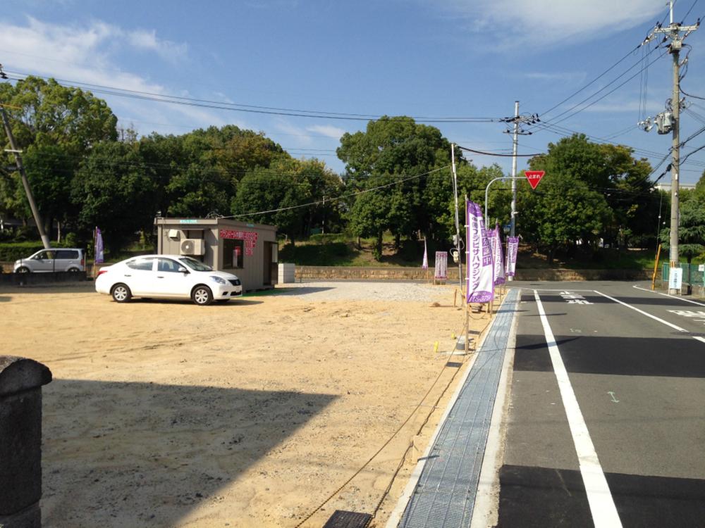 Local photos, including front road. Such as a park in front of the eye, Good place to live