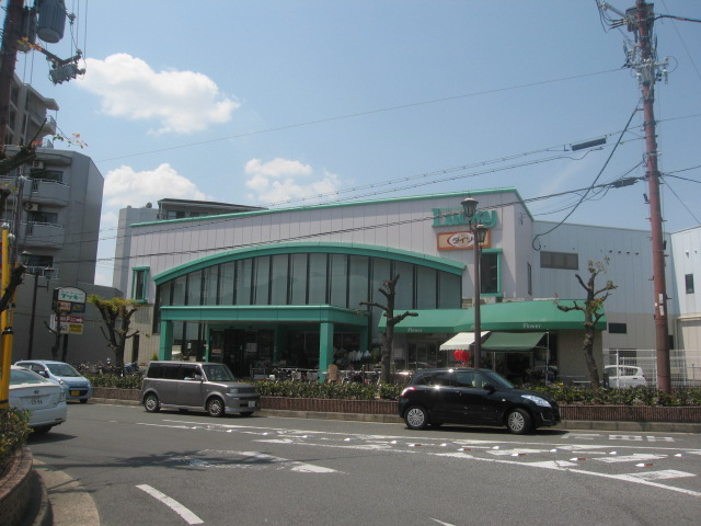 Supermarket. Supermarket Lucky Shinobuke hill station store up to (super) 793m