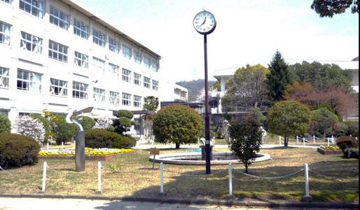 Junior high school. Shijonawate stand Shijonawate junior high school (junior high school) up to 929m