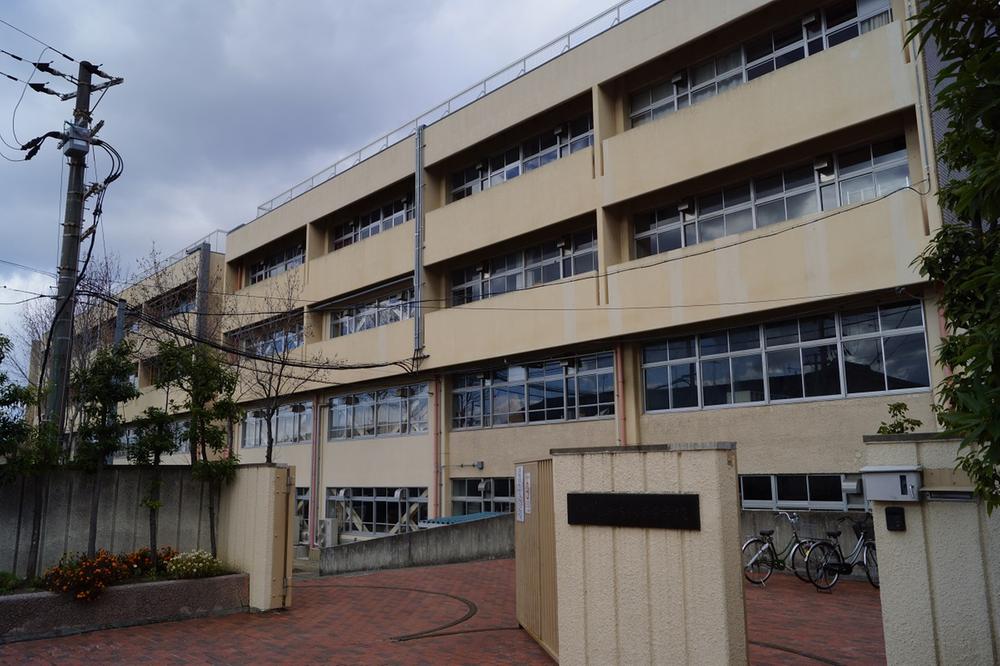 Junior high school. It shijonawate walk about 10 minutes to the south junior high school