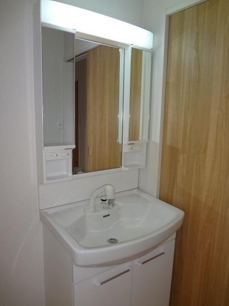 Same specifications photos (Other introspection). Vanity with excellent storage capacity and functionality shower