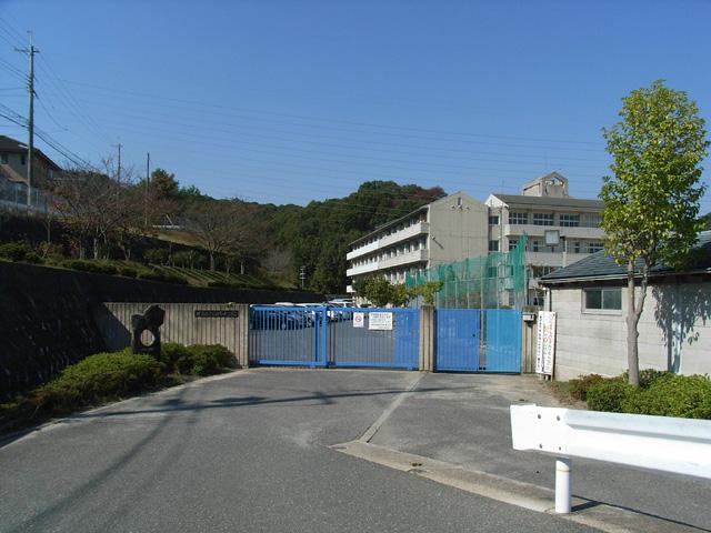 Junior high school. Shijonawate 1388m to stand Tahara junior high school