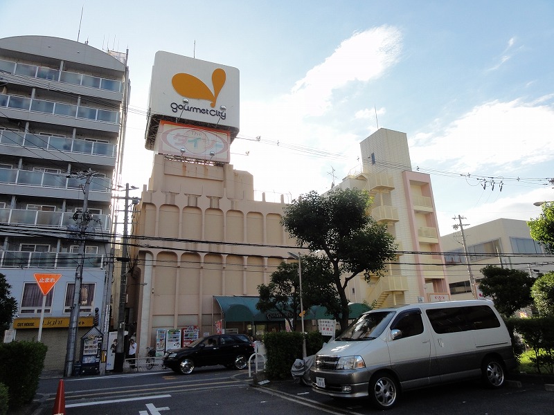 Supermarket. 1538m to Daiei Gourmet City Shijonawate store (Super)
