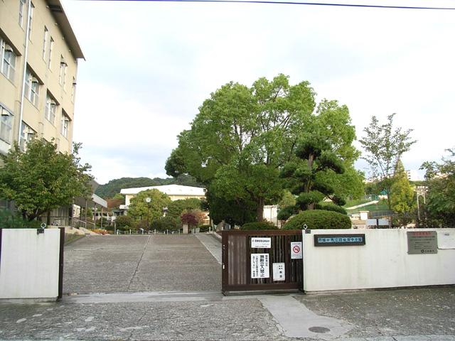 Junior high school. Shijonawate stand Shijonawate until junior high school 688m
