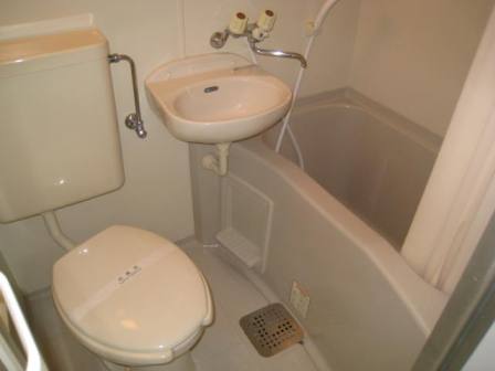 Bath. Toilet integrated