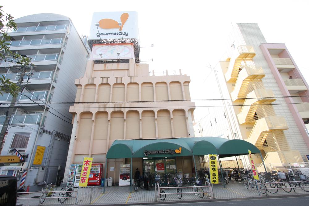 Supermarket. 1096m to Daiei Gourmet City Shijonawate shop