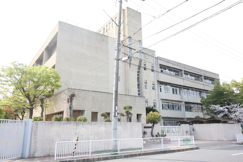 Junior high school. Shijonawate stand Shijonawate 666m to West Junior High School