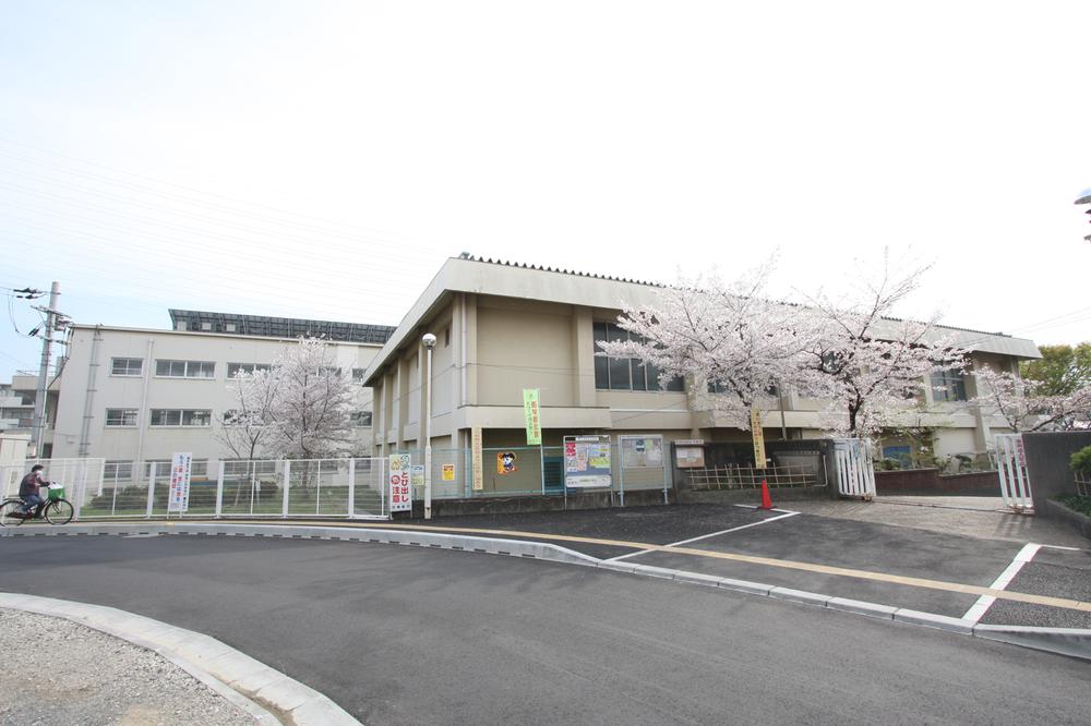 Primary school. Shijonawate stand Shijonawate to South Elementary School 760m