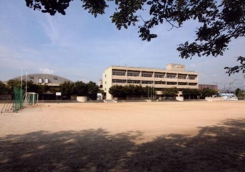 Junior high school. Shijonawate stand Shijonawate west junior high school (junior high school) up to 984m