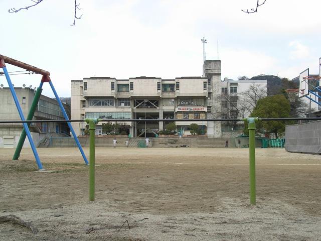 Primary school. 756m until shijonawate stand Shinobuke hill Elementary School