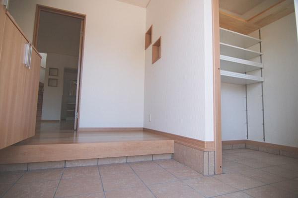 Receipt.  [Shoes cloak Example of construction] The whole family of shoes and strollers and sports equipment as well as rain gear also plenty you Katazuki to always beautiful around the entrance.