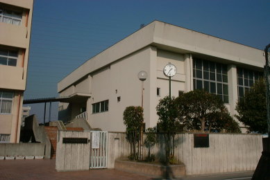 Junior high school. Shijonawate stand Shijonawate south junior high school (junior high school) up to 348m