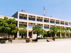 Primary school. 330m until shijonawate stand Shijonawate Minami elementary school (elementary school)