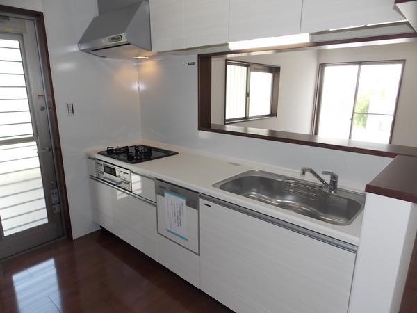 Same specifications photo (kitchen). Face-to-face kitchen that can feel close to family