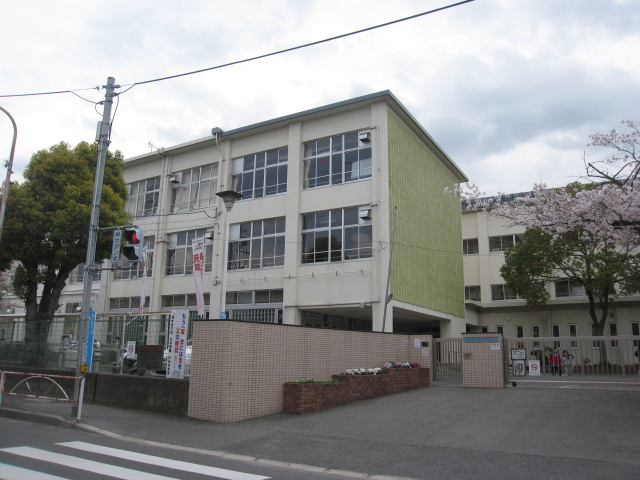 Primary school. Shijonawate City camphor tree until the elementary school (elementary school) 749m