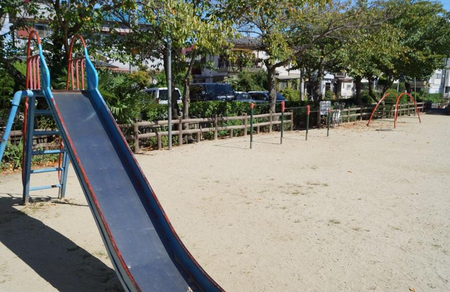 park. ◆ About a 2-minute walk from the neighborhood children's park