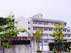 Junior high school. Shijonawate stand Tahara junior high school (junior high school) up to 198m