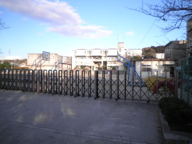 Primary school. 778m until shijonawate stand Shinobuke hill Elementary School