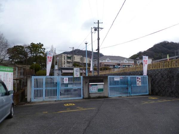 Primary school. Shijonawate stand Shijonawate 275m to East Elementary School