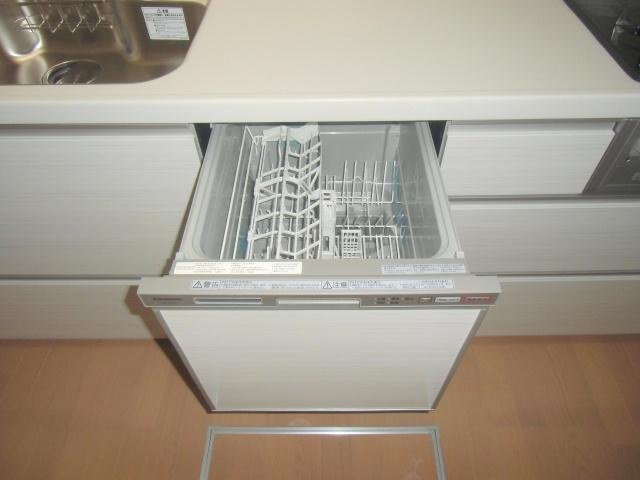 Kitchen. It comes with a dishwasher