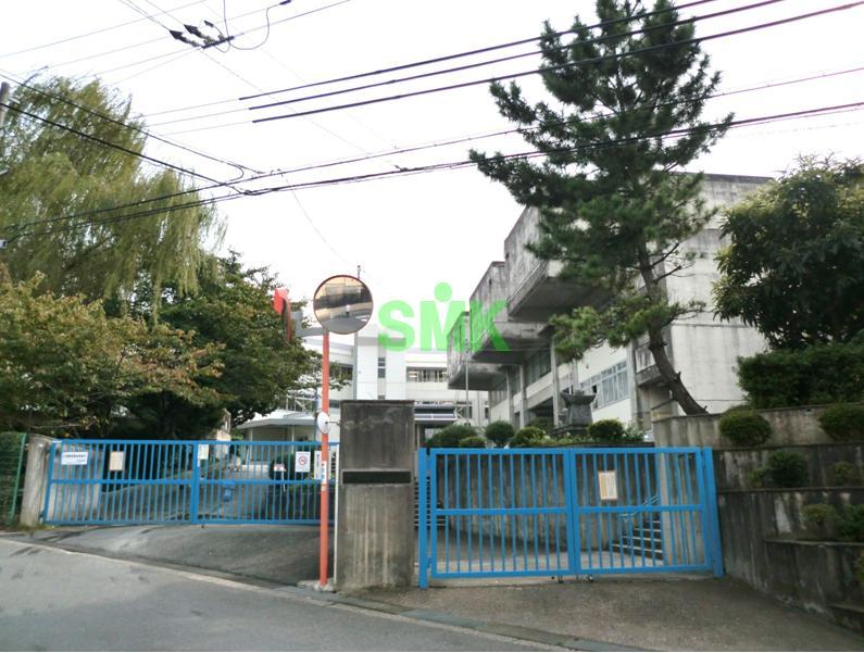 Primary school. 827m until shijonawate stand Shinobuke hill Elementary School