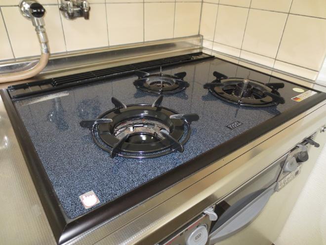 Kitchen. Glass top stove