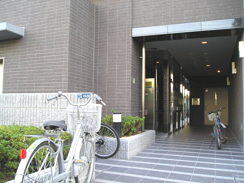 Entrance. Courier BOX also equipped course auto-lock also! Bicycle parking also enhance! 