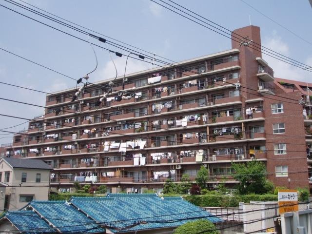 Local appearance photo. The surroundings are a residential area with a focus on single-family and condominiums.