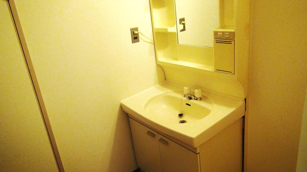 Wash basin, toilet. Storage space is abundant washstand. (Is an image with no lighting)