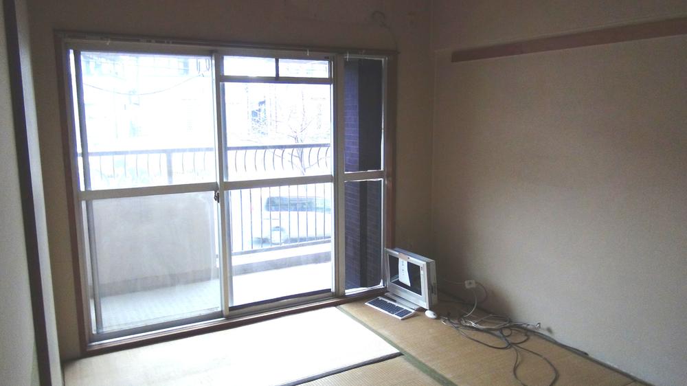 Non-living room. Japanese-style room is 6 quires. So it faces the south balcony, Bright Japanese-style room.
