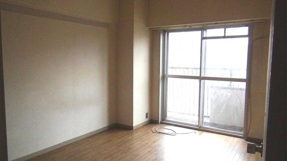 Non-living room. Western-style is about 6 Pledge. Here also face the south balcony, Because of the front is wide road, It crowded shines without strikes sun is blocked.