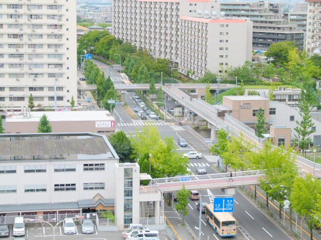 Hill photo. It is useful because it is a 2-minute walk from the Momoyamadai Station.