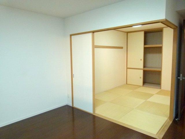 Non-living room. Japanese-style part Ryukyu tatami. Since there is a closet of course, But it is not troubled for storage.