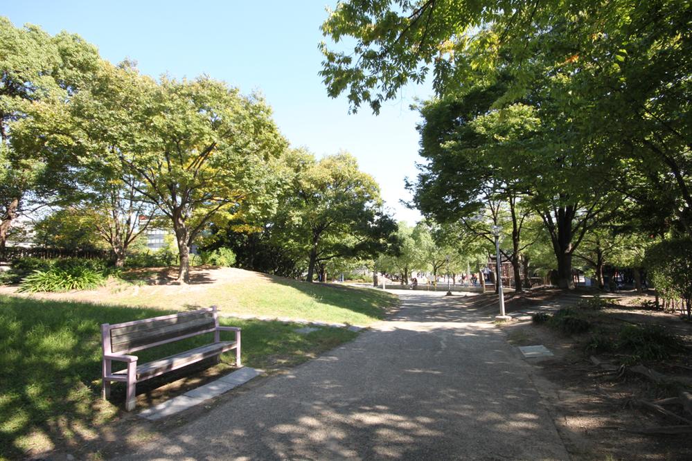 Other local. Esaka park. While there is in front of the station, Urban oasis that can hear the sound of flowing green water. Esaka libraries and citizen service corner, such as public facilities are enriched.