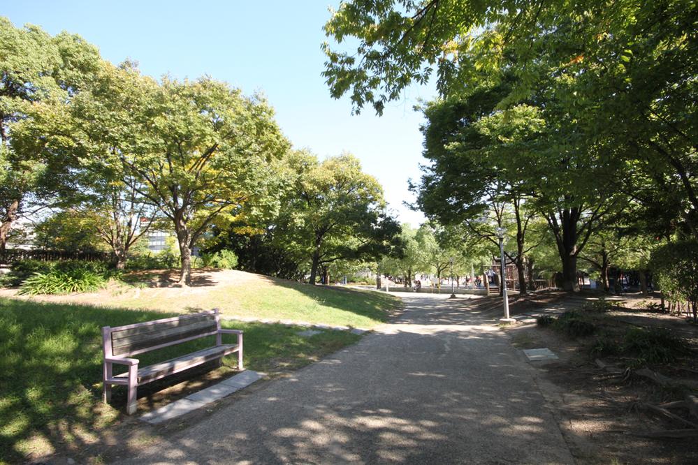 Other local. Esaka park. While there is in front of the station, Urban oasis that can hear the sound of flowing green water. Esaka libraries and citizen service corner, such as public facilities are enriched. 