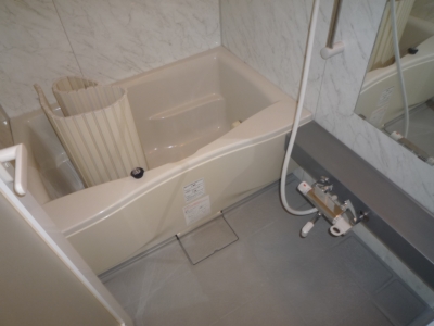 Bath. Wide bathroom fully equipped even automatic hot water upholstery and bathroom drying