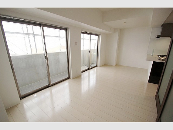 View. It is a wide south-facing balcony to meet the wide living! 