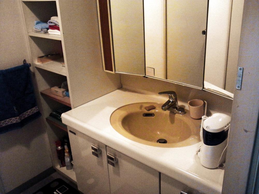 Wash basin, toilet. Local (November 26, 2013) Shooting
