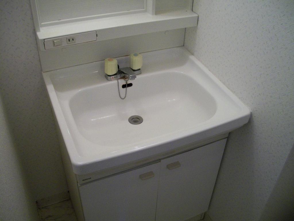 Washroom. It is very convenient to the basin is also a stand-alone dressed and your life! 