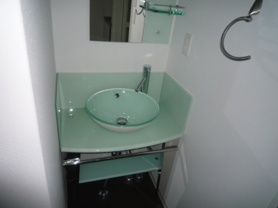 Washroom. It is the washstand of cute glass! Cleaning also Easy! !